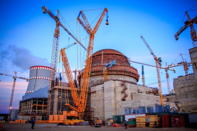 Druhý blok fáze II Leningradské jaderné elektrárny, dokončení kopule vnitřního kontejnmentu (zdroj Leningradská jaderná elektrárna).