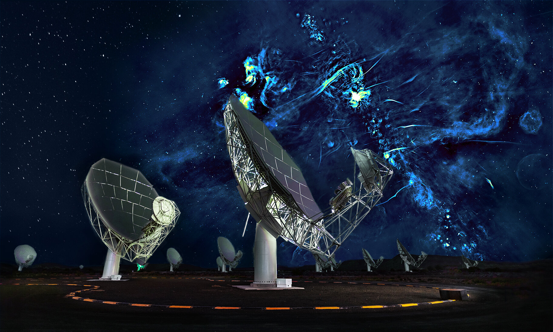 Radioteleskopy soustavy MeerKAT s rádiovou Mléčnou dráhou. Kredit: SARAO/Oxford/NRAO.