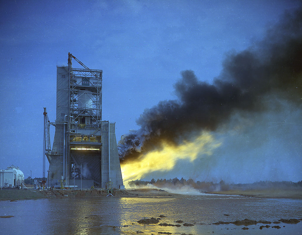 Test raketovĂ©ho motoru F-1 (zdroj NASA).