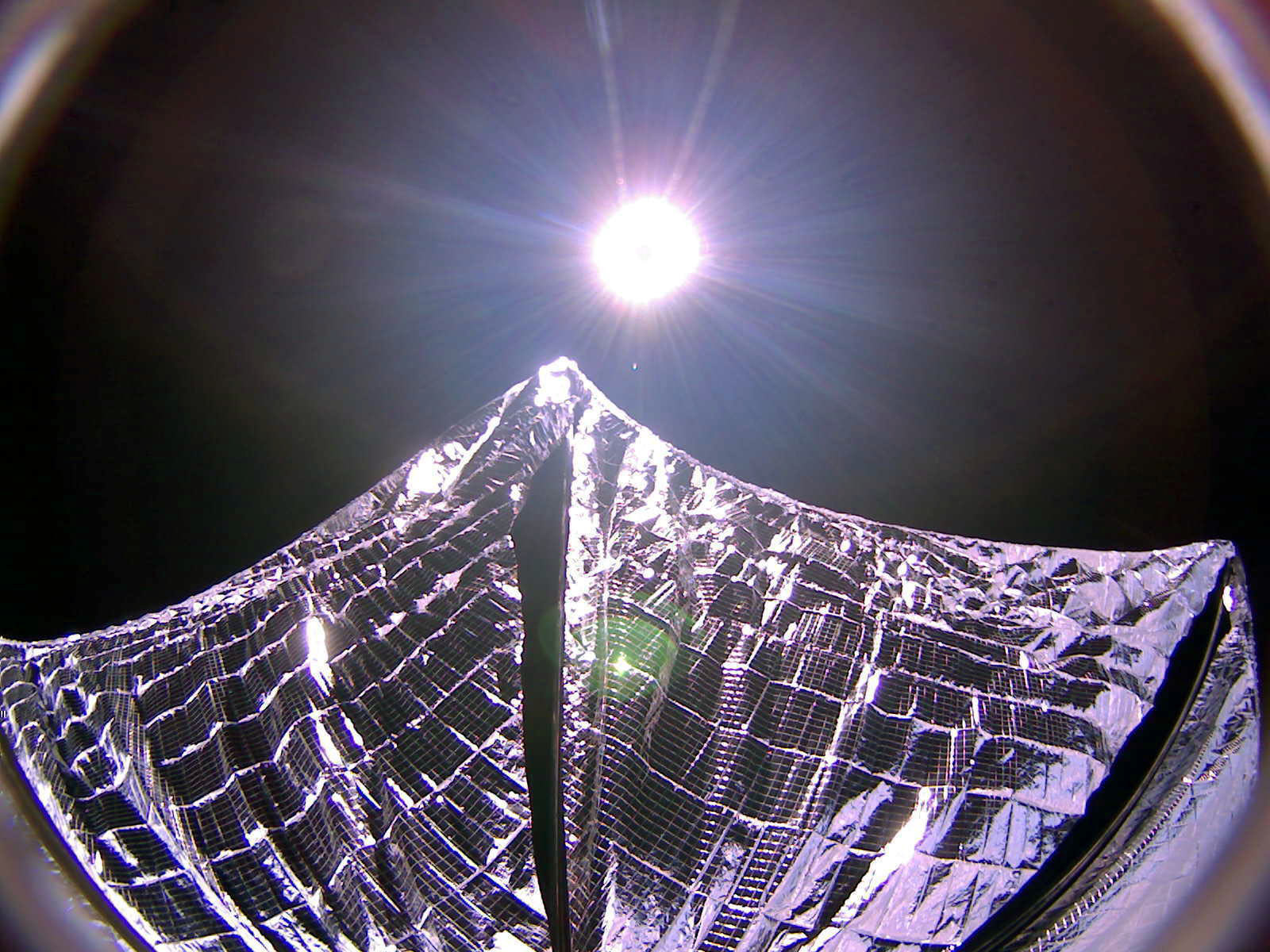SnĂ­mek LightSail 1 zachycenĂ˝ po svĂ©m rozvinutĂ­ na obÄ›ĹľnĂ© drĂˇze 8. ÄŤervna 2015 (zdroj Planetary Society)