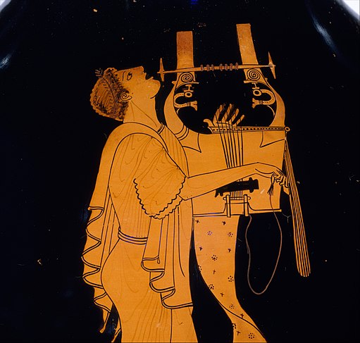 Mladík hraje na sedmistrunnu kytharu a zpívá, kolem roku 490 v Athénách, teď ale v Berlíně. Kredit: Wikimedia Commons