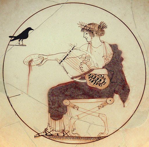 Apollón hraje na sedmistrunnu lyru a věští, kolem 460 před n. l. na dně misky v Delfách. Kredit: Wikimedia Commons.