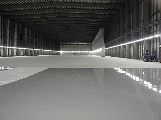 Vnitřní prostory skladu pro pevný jaderný odpad dokončeného v květnu 2025 – budova číslo 10 (zdroj TEPCO)