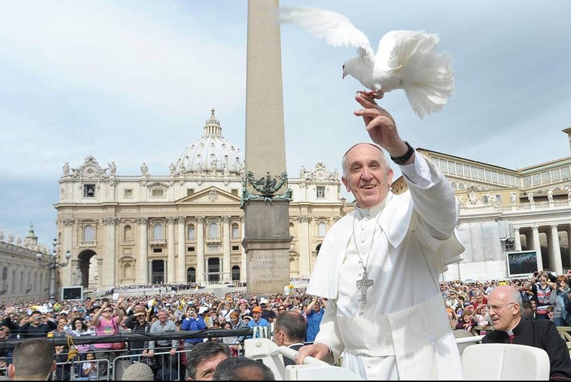 VypouĹˇtÄ›nĂ­ poslĹŻ mĂ­ru je v Ĺ?Ă­mÄ› tradicĂ­ a pĹ™ichĂˇzejĂ­ se jĂ­ poklonit tisĂ­ce. (Kredit: Radio Vaticana)