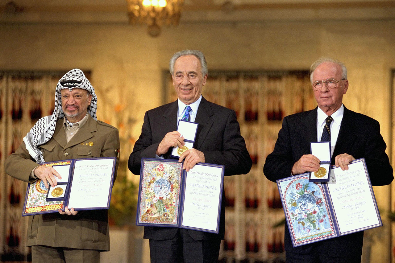 NositelĂ© Nobelovy ceny za mĂ­r z roku 1994 v Oslu.Â Zleva doprava: PLO pĹ™edseda JĂˇsir Arafat, izraelskĂ˝ ministr zahraniÄŤĂ­ Ĺ imon Peres, izraelskĂ˝ premiĂ©r Yitzhak Rabin   (Foto: Saar  Yaacov,Â GPOÂ  CC BY-SA 3.0)