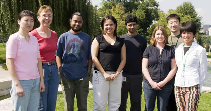 Kausik Si ( pĂˇtĂ˝ z leva), KandelĹŻv spolupracovnĂ­k. Se svĂ˝m kolektivem z Stowers Institute for Medical Research, Kansas City pĹ™ispÄ›l ke zlepĹˇenĂ­ reputace prionĹŻ. Navzdory jejich  ĹˇpatnĂ© povÄ›sti prokĂˇzal i jejich lepĹˇĂ­ strĂˇnku.