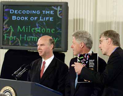 Craig Venter, Bill Clinton a Francis Collins v bĂ­lĂ©m domÄ› v den G.