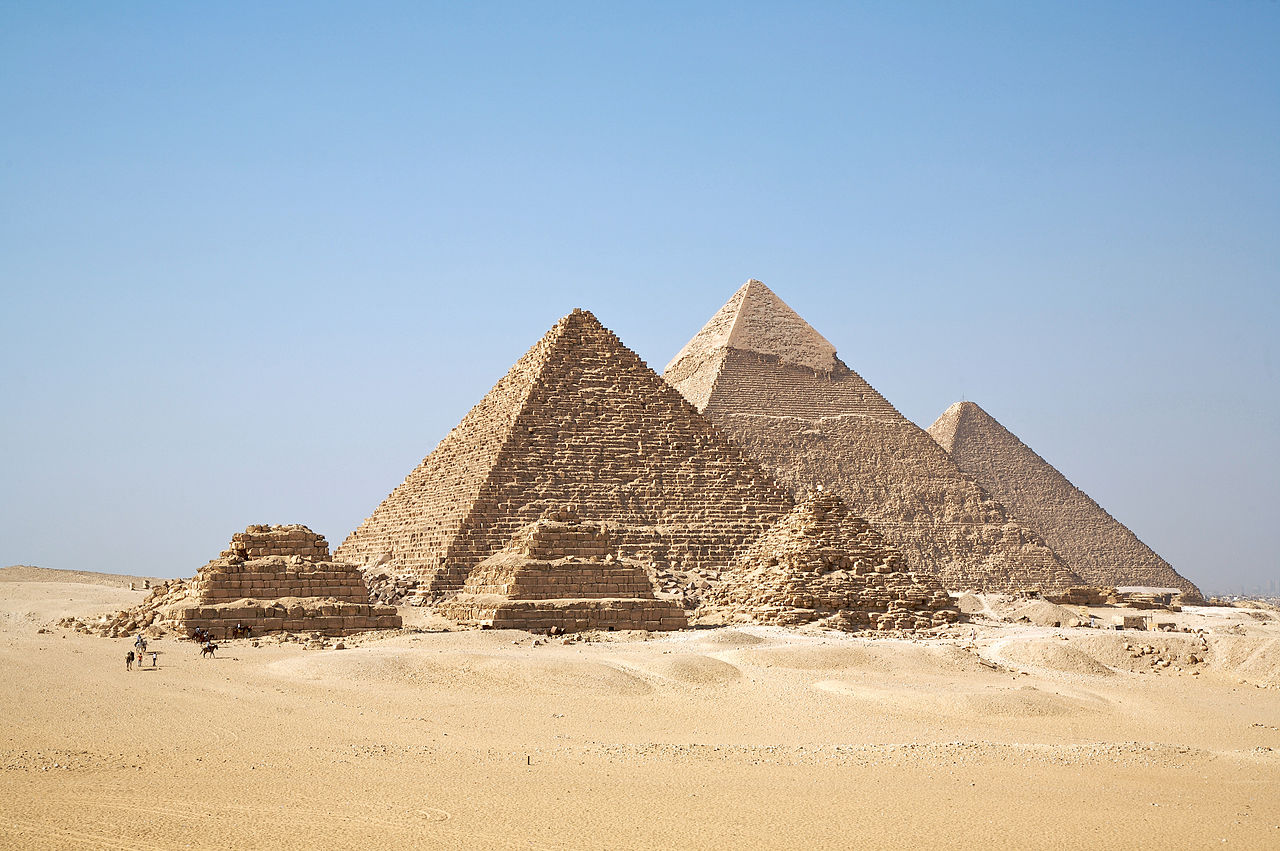 VelkĂ© pyramidy v GĂ­ze jsou ukĂˇzkou zajĂ­mavĂ© skuteÄŤnosti, Ĺľe nejdĂ©le by tu po ÄŤlovÄ›ku zĹŻstaly prĂˇvÄ› ty nejstarĹˇĂ­ kamennĂ© monumenty z dob starovÄ›ku. Pokud by postavili nÄ›co podobnĂ©ho inteligentnĂ­ dinosauĹ™i pĹ™ed vĂ­ce neĹľ 66 milio