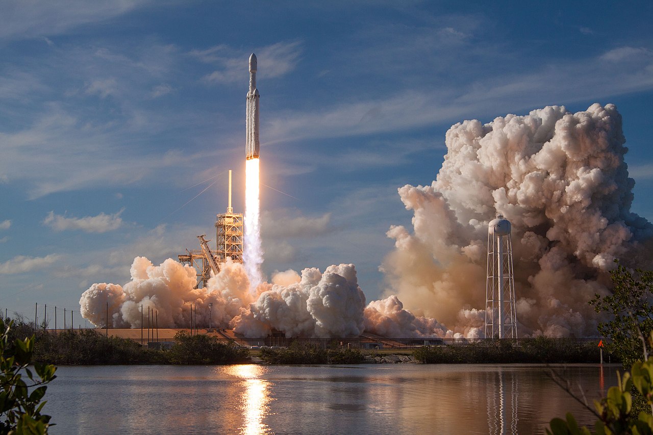 Na záver niečo naozaj veľké – štartuje Falcon Heavy od SpaceX.