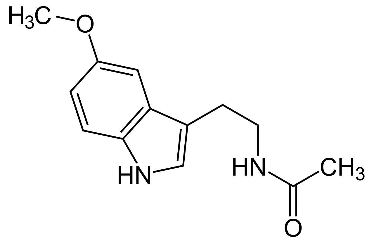 Strukturní vzorec melatoninu. Když během noci dopadá na  sítnici našeho oka modré světlo, melatonin se přestane tvořit. Volné dílo.