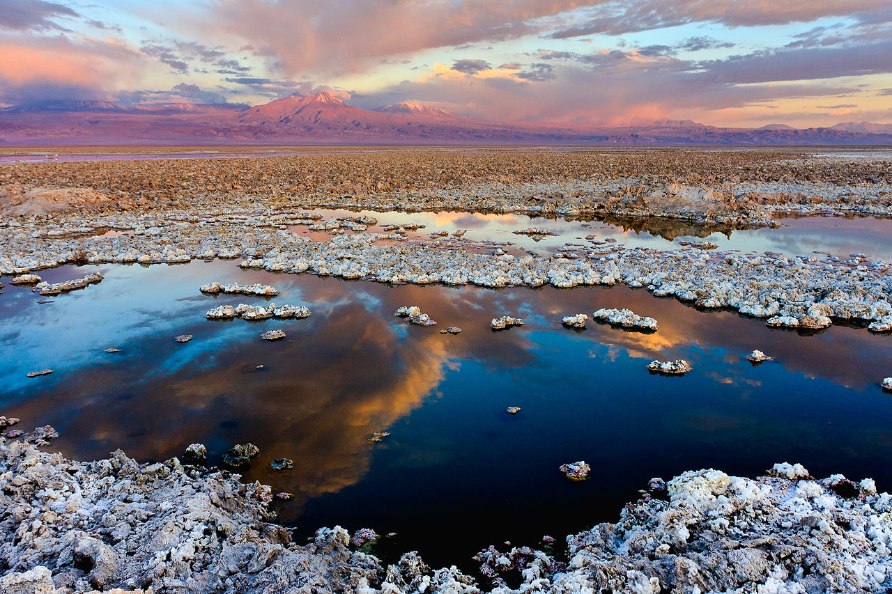 Solná pláň v poušti Atacama, v pozadí neaktivní stratovolcany Tumisa, Lejía a Mi?iques. Kredit: Francesco Mocellin, Wikipedie, CC BY-SA 3.0