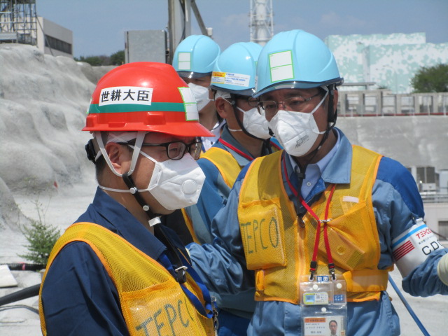 Ve většině areálu elektrárny Fukušima I už není potřeba využívat úplné ochranné oblečeni. Návštěva ministra ekonomiky, obchodu a průmyslu Hirošige Seka v areálu (zdroj TEPCO).