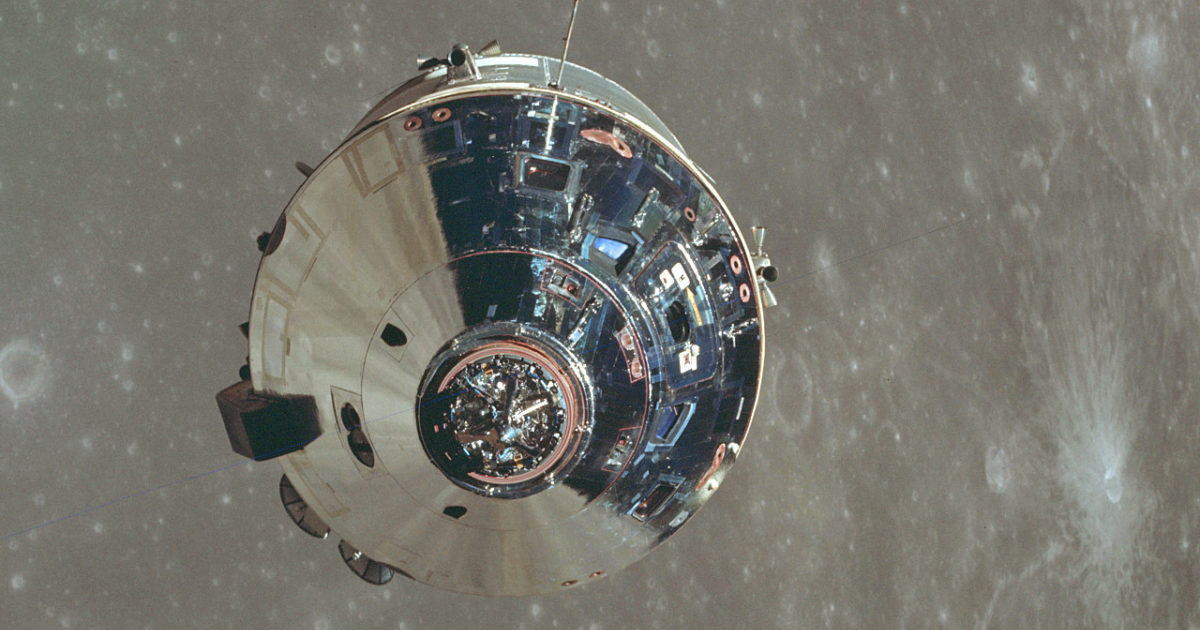 Apollo 10 na pozadí Měsíce (zdroj NASA)