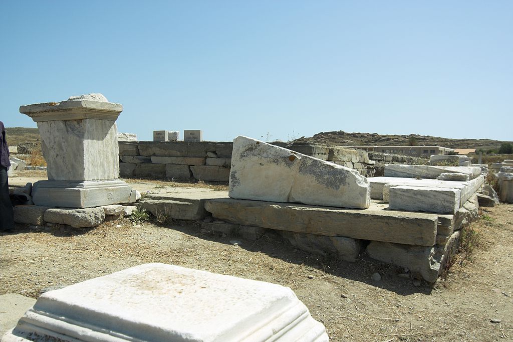 Hlavní oltář Apollónova chrámu na Délu (vlevo). Kredit: Wikimedia Commons.