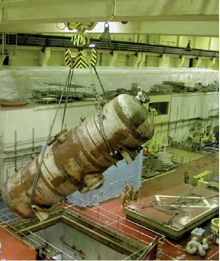 Odstranění parogenerátoru během rozebírání vnitřního vybavení (zdroj B. Brendebach et all: Decommissioning of Nuclear Facilities, GRS, 2017).