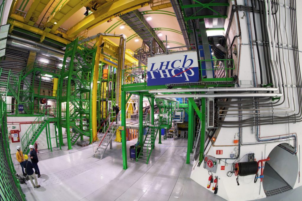 Experiment LHCb se zaměřuje na částice s pátým nejtěžším kvarkem b (zdroj CERN)