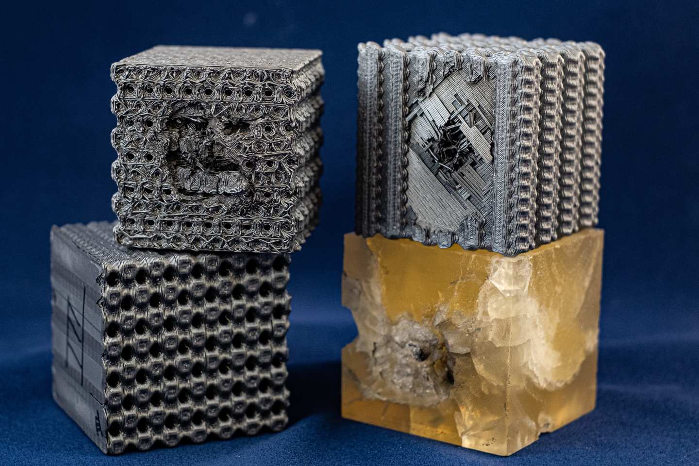 3D tištěné kostky polymeru plus jedna homogenní kostka. Kredit: Jeff Fitlow/Rice University.