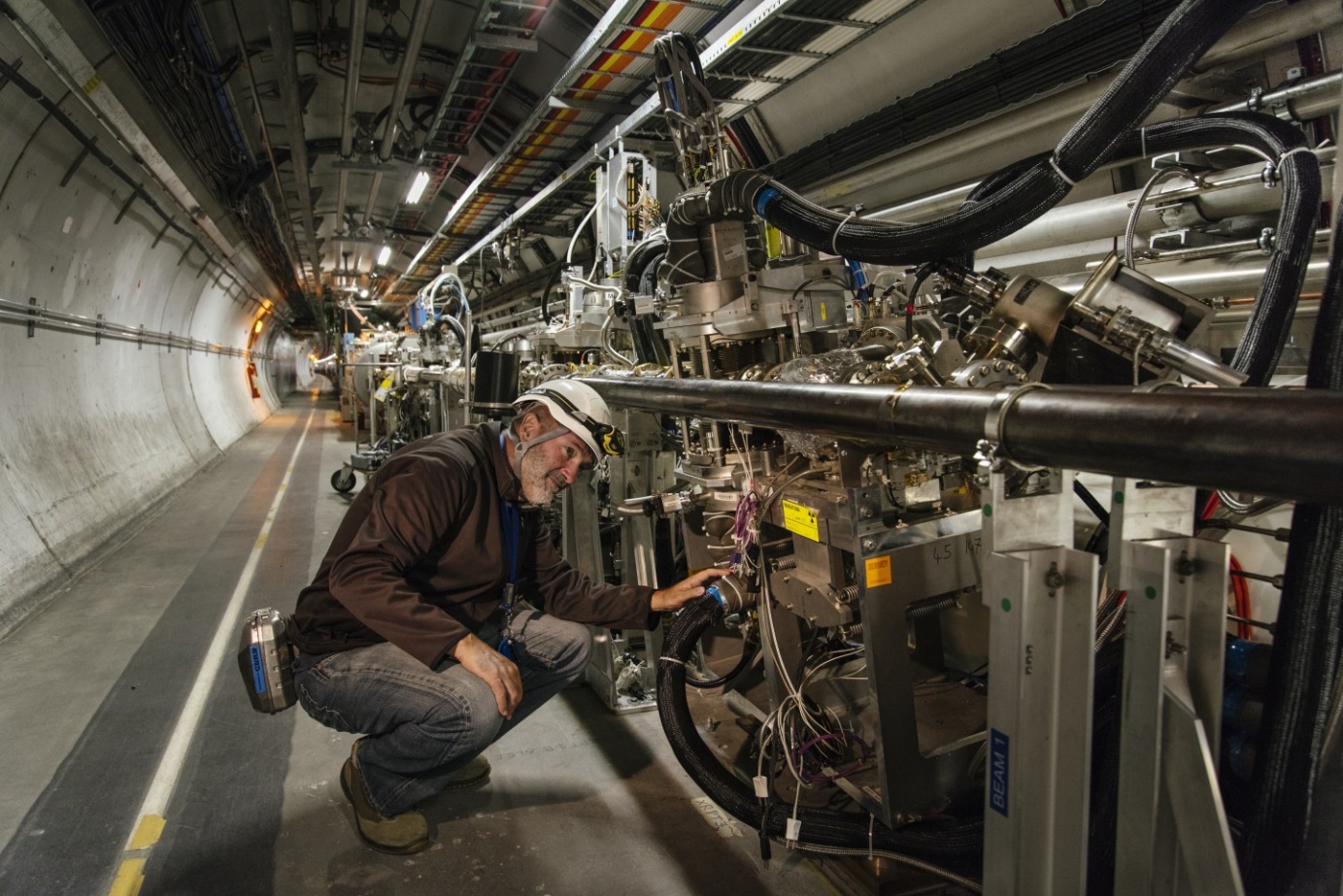 Experiment TOTEM přispěl k objevu systému složeného ze tří glueballů – odderonu (zdroj CERN).