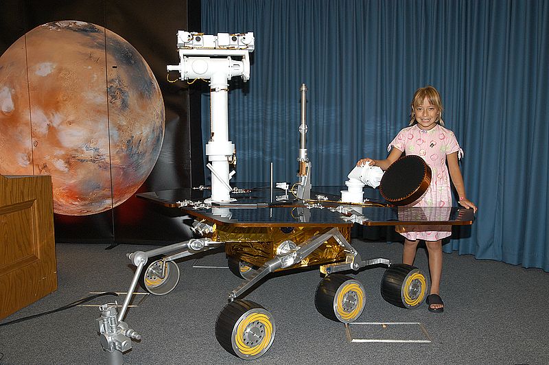 MarsovskĂ© vozĂ­tko s vyklopenĂ˝mi panely (zdroj NASA).