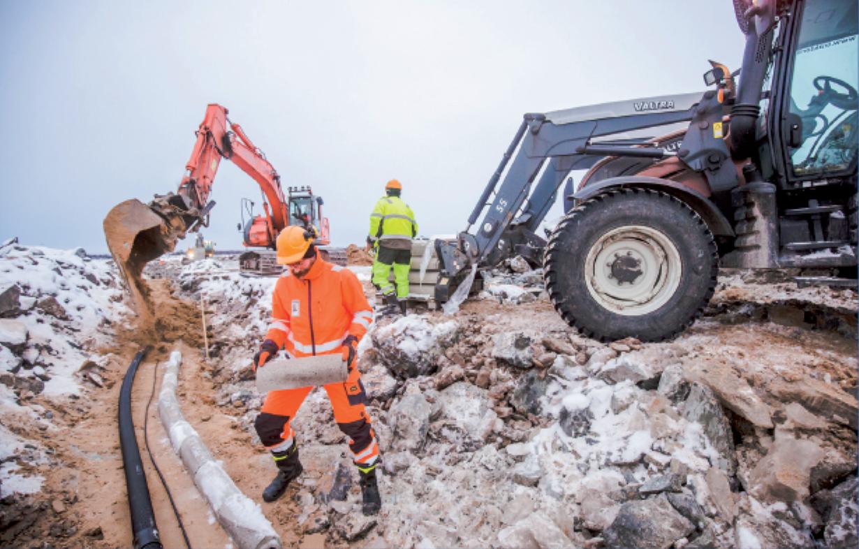 Práce na staveništi elektrárny Hanhikivi (zdroj www.fennovoima.fi).