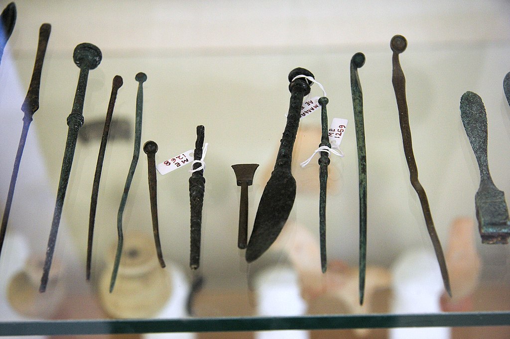 Antické chirurgické nástroje hrozivého vzhledu. Jejich výskyt v Asklépiu koliduje s Hippokratovou přísahou. Muzeum v Epidauru. Kredit: Wikimedia Commons.