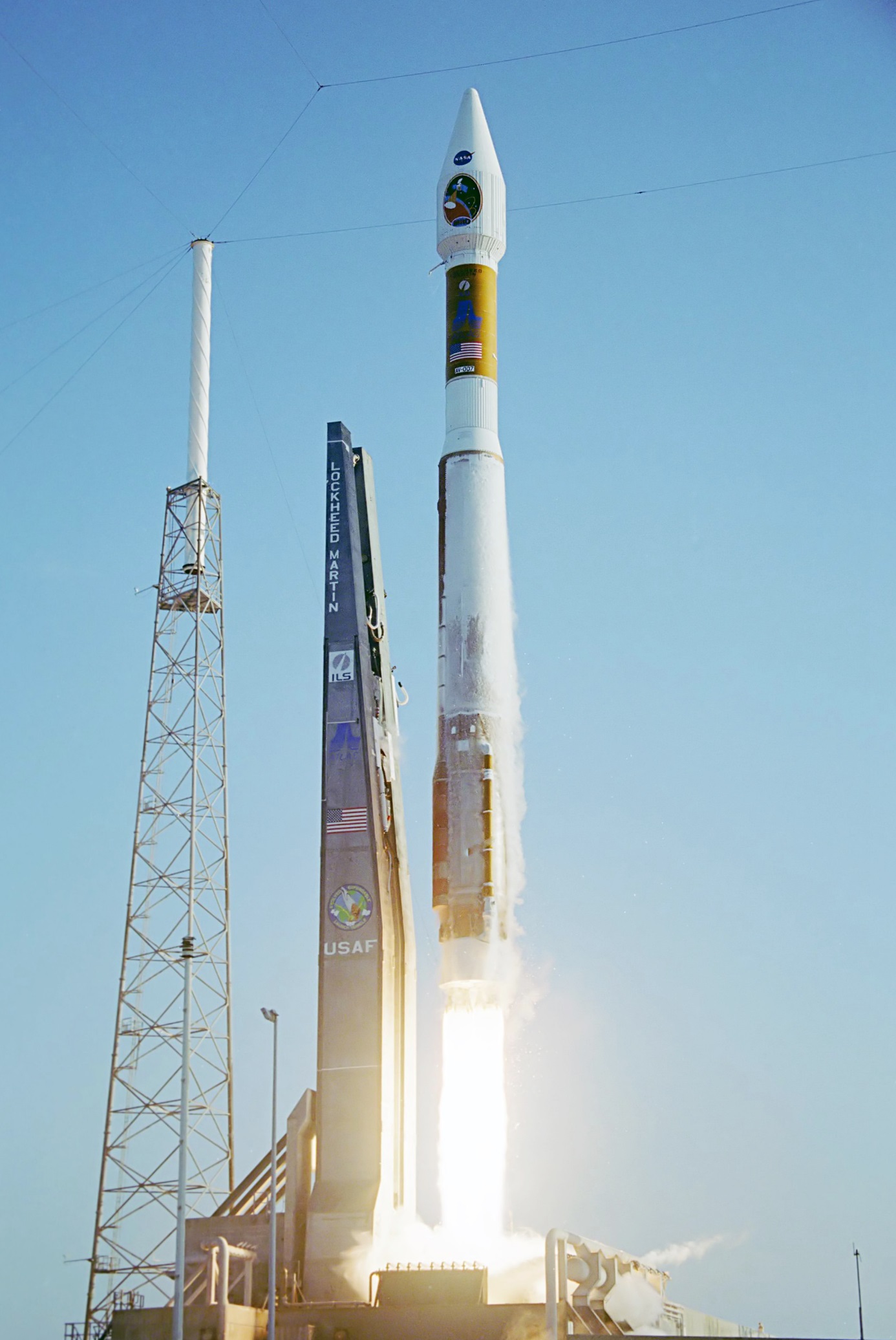 AmeriÄŤanĂ© intenzivnÄ› vyuĹľĂ­vali rakety Atlas. Ta vynĂˇĹˇela i zajĂ­mavĂ© vÄ›deckĂ© druĹľice. Zde je start rakety Atlas V se sondou MRO (Mars Reconnaissance Orbiter). Atlas V vyuĹľĂ­val ruskĂ© motory RD-180. (Zdroj NASA).
