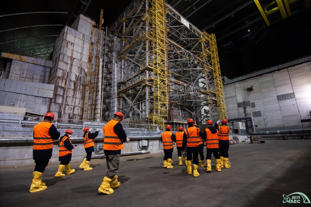 Obrázek z výcviku amerických expertů na radiační ochranu uvnitř nového černobylského sarkofágu (zdroj Černobylská jaderná elektrárna).