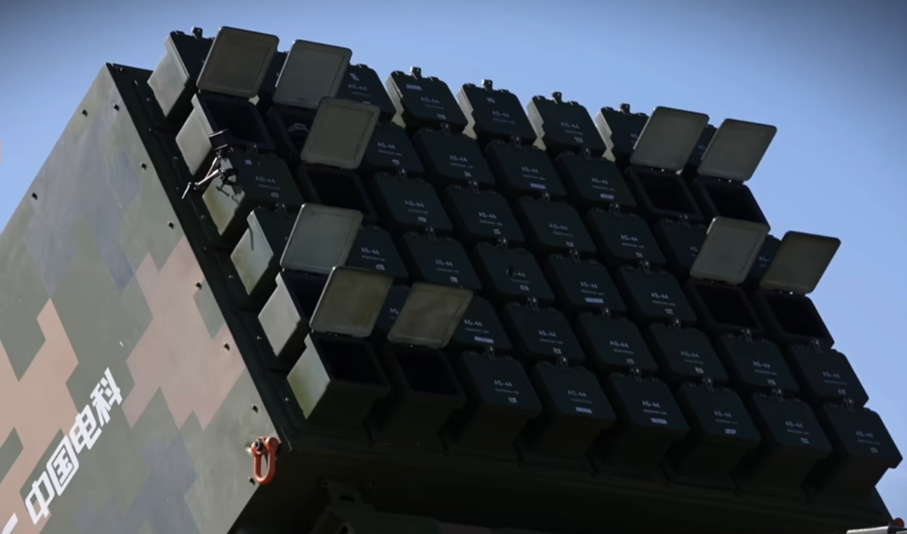 Odpalovací zařízení Swarm-2 se 48 drony. Kredit: CCTV News (screenshot/Youtube).