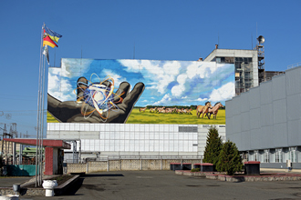 Ke zkrášlení areálu Černobylské jaderné elektrárny má přispět i nová malba na stěně strojovny (zdroj Černobylská jaderná elektrárna).