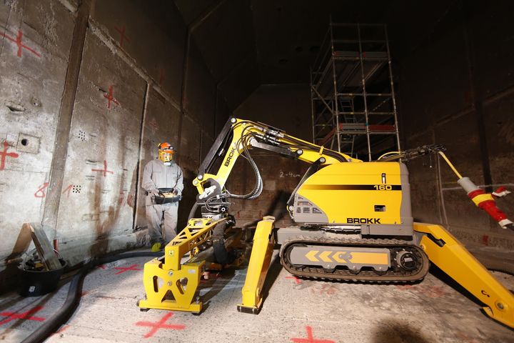 Seškrabávání horní kontaminované vrstvy betonu v elektrárně Rheinsberg (zdroj EWN).