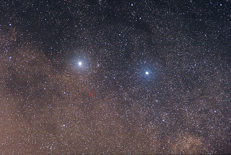 Alfa a beta Centauri, kroĹľkem je oznaÄŤeno mĂ­sto s Proximou Centauri. To by mohly bĂ˝t prvnĂ­ cĂ­le mezihvÄ›zdnĂ©ho letu (Skatebiker, Wikipedia).