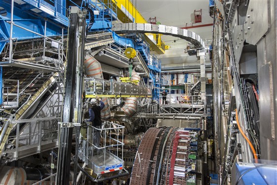 Instalace vnitřního dráhového detektoru při vylepšování detektoru ATLAS (zdroj CERN).