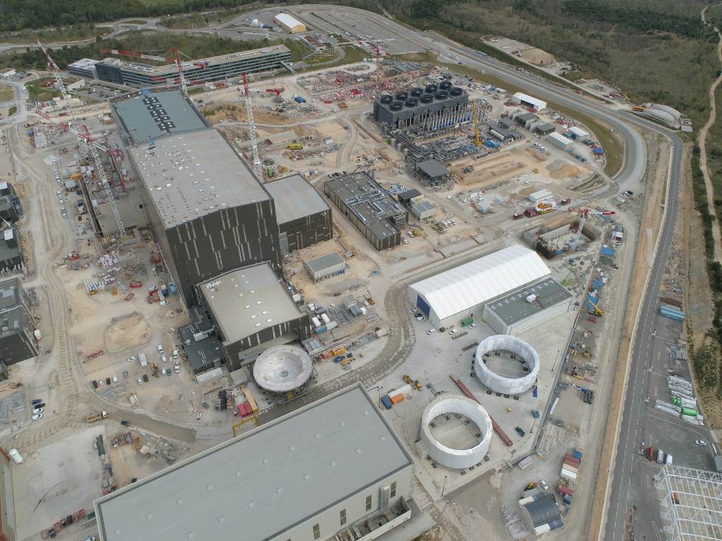 Pohled na areál s dokončenou budovou tokamaku ITER (zdroj ITER).