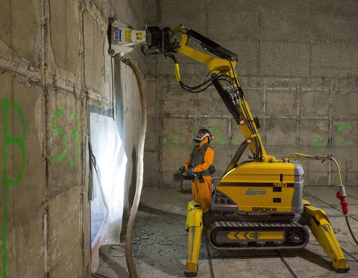 Seškrabování kontaminovaných betonových stěn v elektrárně Greifswald (zdroj EWN).