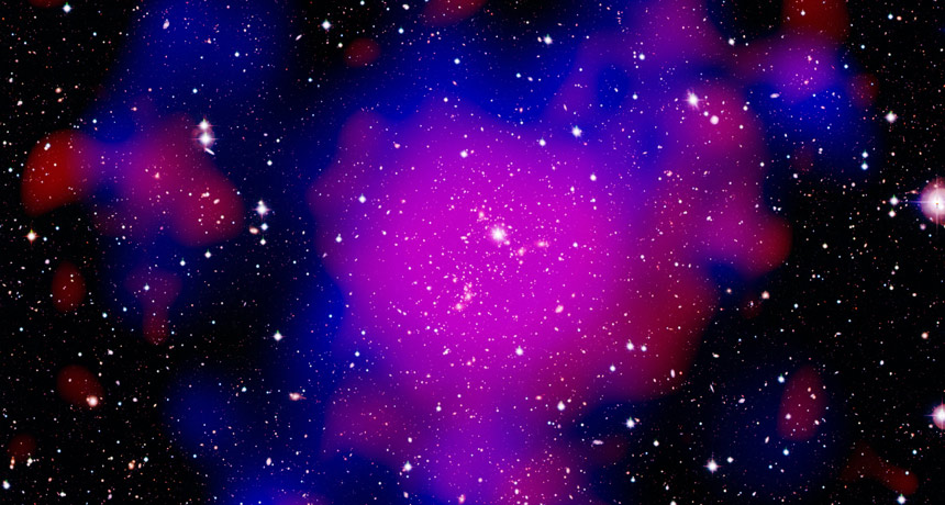 Kupa galaxií Abell 2744. Předpokládaná temná hmota znázorněná modře. Kredit: XMM-Newton/ESA, WFI/ESO, NASA, CFHT.