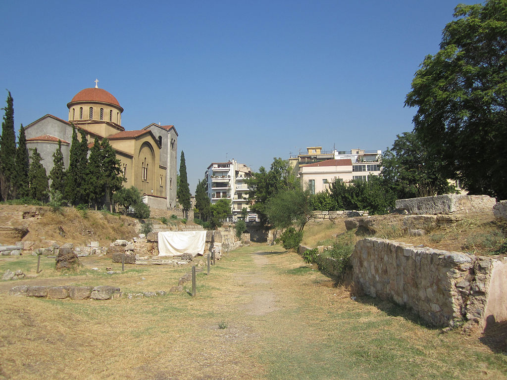 Stará silnice k Akadémii, vedla z Kerameiku, kde žil Sókratés. Kredit: Wikimedia Commons.