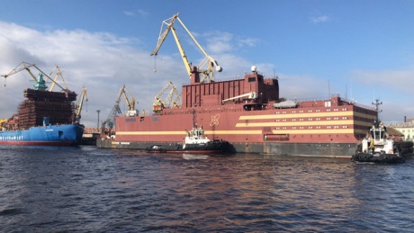 Plovoucí elektrárna Akademik Lomonosov opuští petrohradské loděnice Baltijskij závod (zdroj Rosatom).