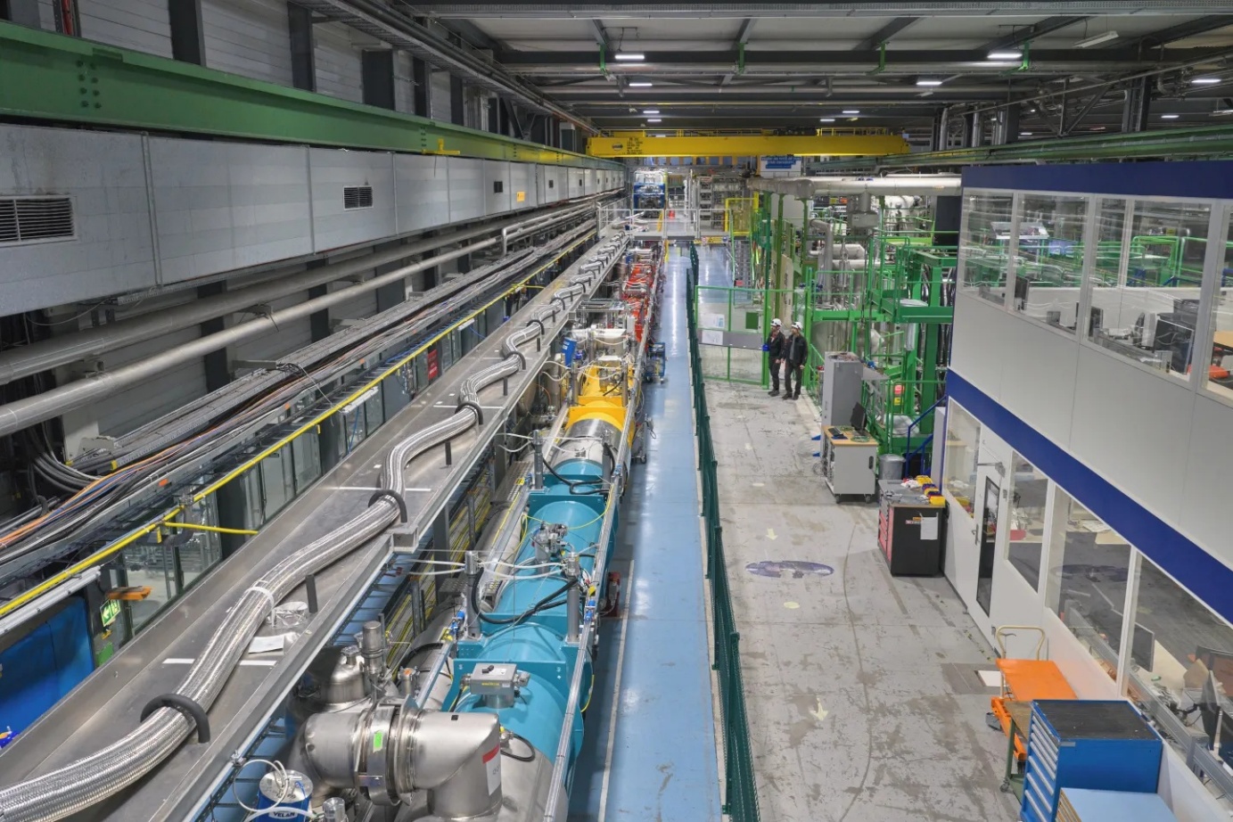 Testovací linka o délce 95 m pro zkoušení magnetů připravovaných pro HL-LHC byla uvedena do provozu a ochlazena na héliové teploty 1,9 K (zdroj CERN)