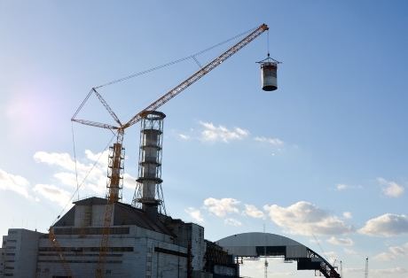 OdstraĹ?ovĂˇnĂ­ starĂ©ho ventilaÄŤnĂ­ho komĂ­na (zdroj ÄŚernobylskĂˇ jadernĂˇ elektrĂˇrna).