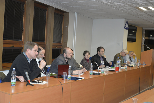 PanelistĂ© pĹ™i besedÄ› o vĂ˝sledcĂ­ch klimatickĂ© konference v PaĹ™Ă­Ĺľi, kterou poĹ™Ăˇdal organizace STUĹ˝ (zdroj strĂˇnky STUĹ˝, fotograf Jirka DL).