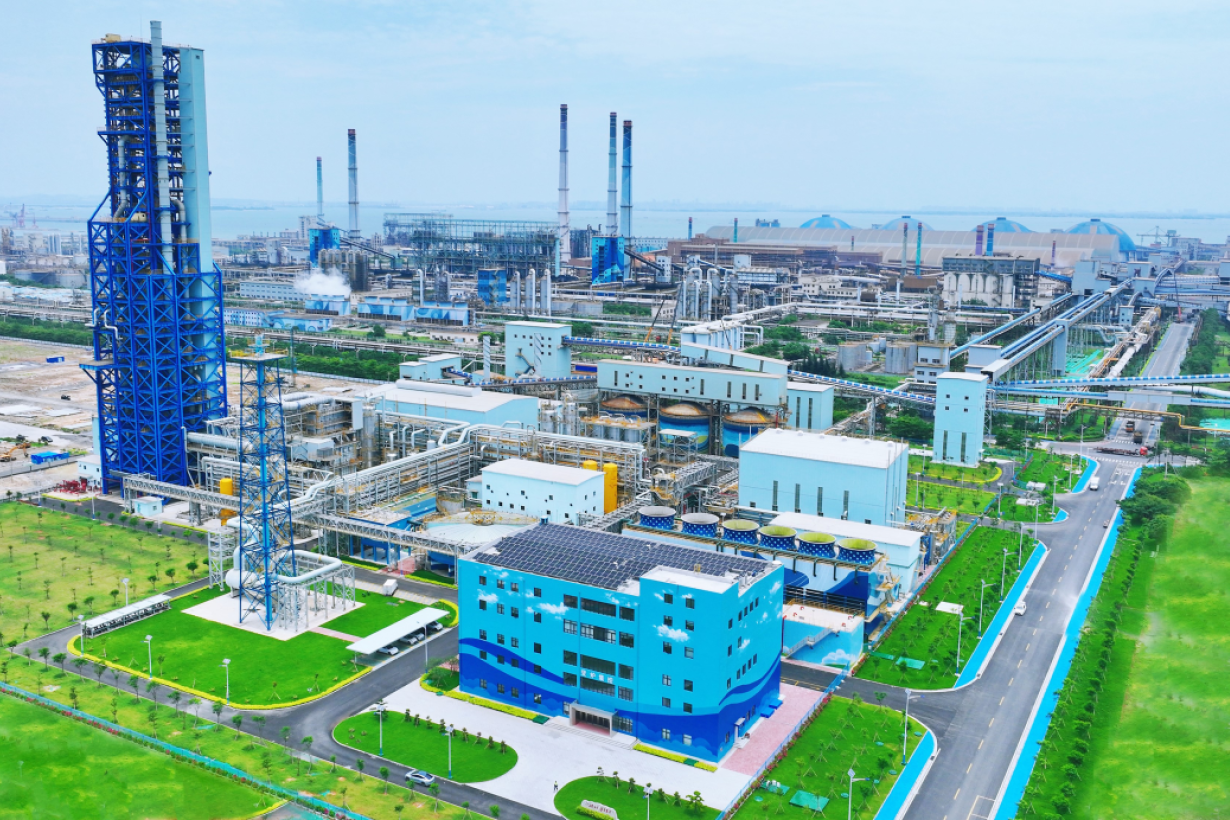Komplex Baowu Steel v Čan-ťiangu. Vodíková pec vlevo. Kredit: Tenova.