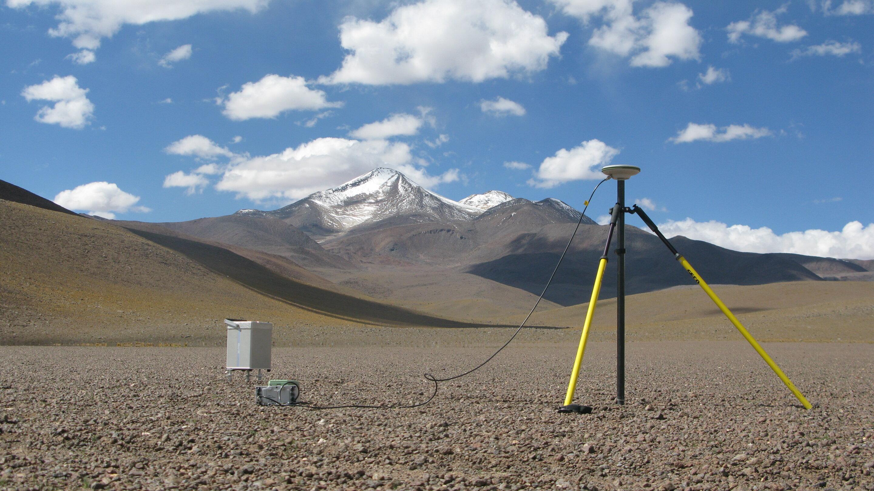 Gravimetr a stanice GPS na Uturuncu. Kredit: Duncan Muir, Cardiff University.