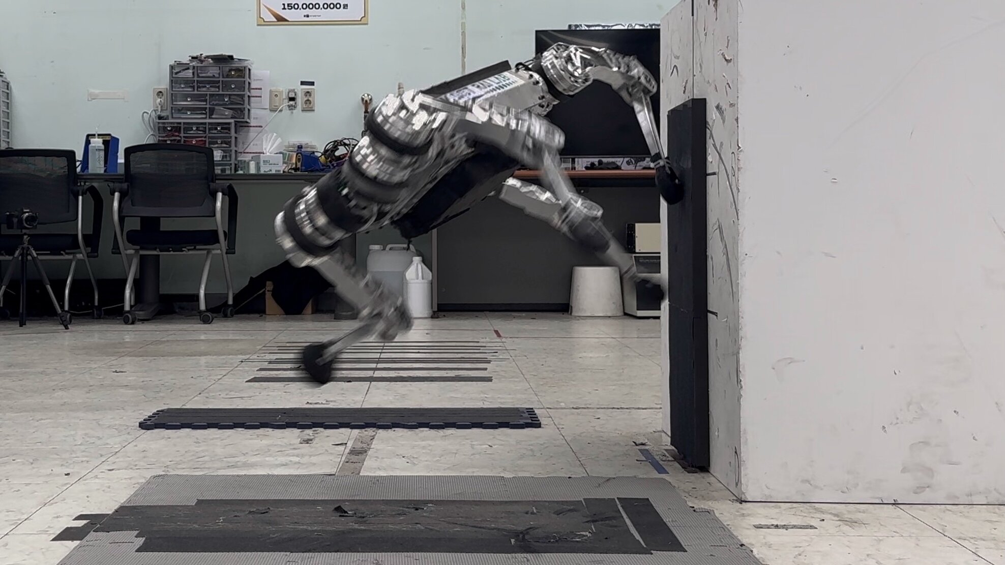 Robotický parkour. Kredit: Hyeongjun Kim.