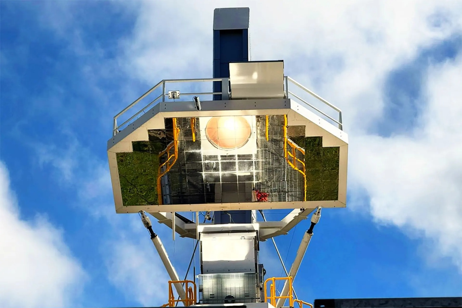 Demonstrátor „beam-down“ solárního reaktoru. Kredit: CSIRO.