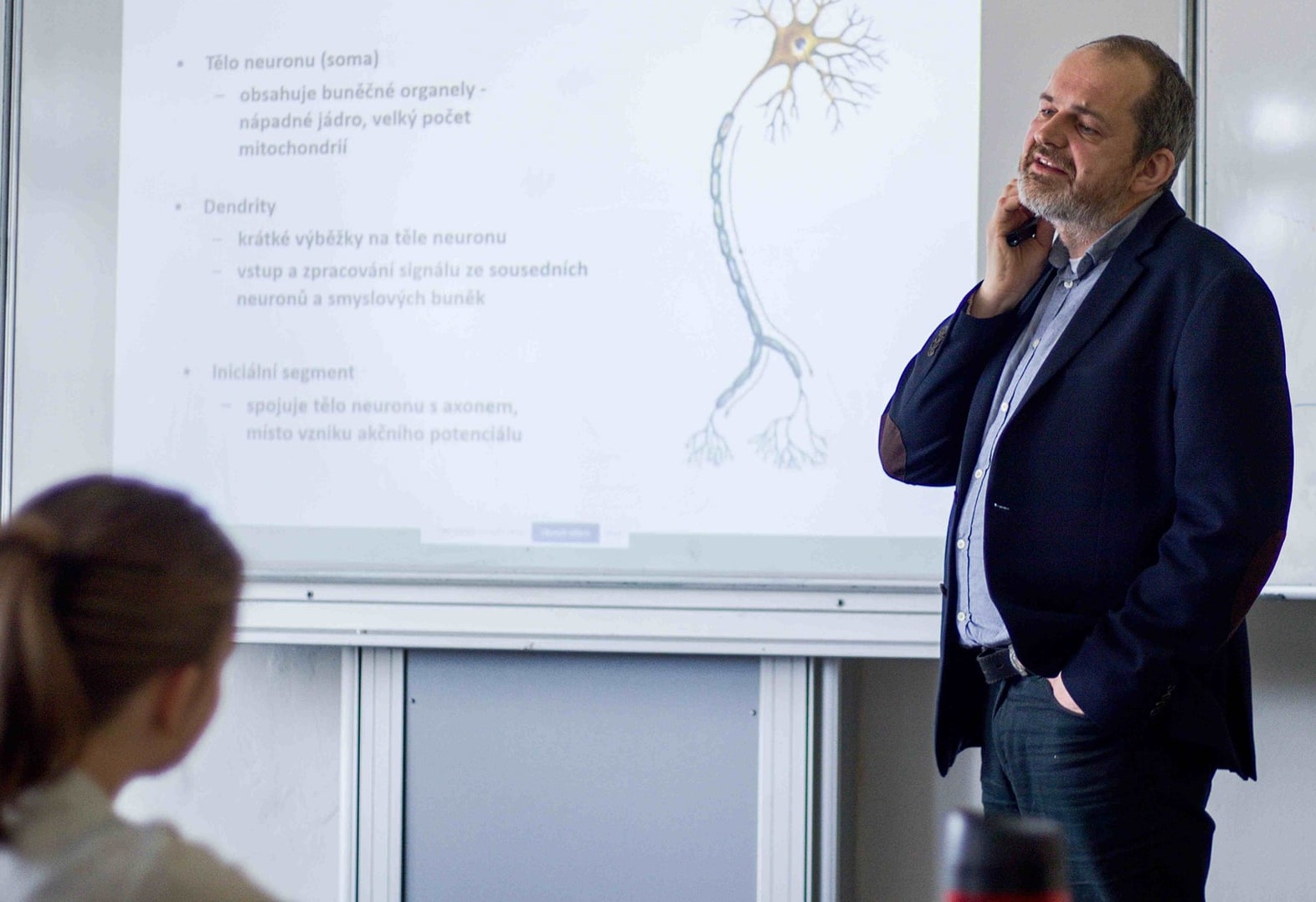 „Pokud studentovi nenabídnu nic navíc oproti AI (která i pro něho bude skvělým mentorem, konzultantem či sekretářkou), nejsem vlastně potřeba. A pokud za studenta na zadaných úkolech pracuje AI, pak on sám přestává být studentem — protože vlastně nic