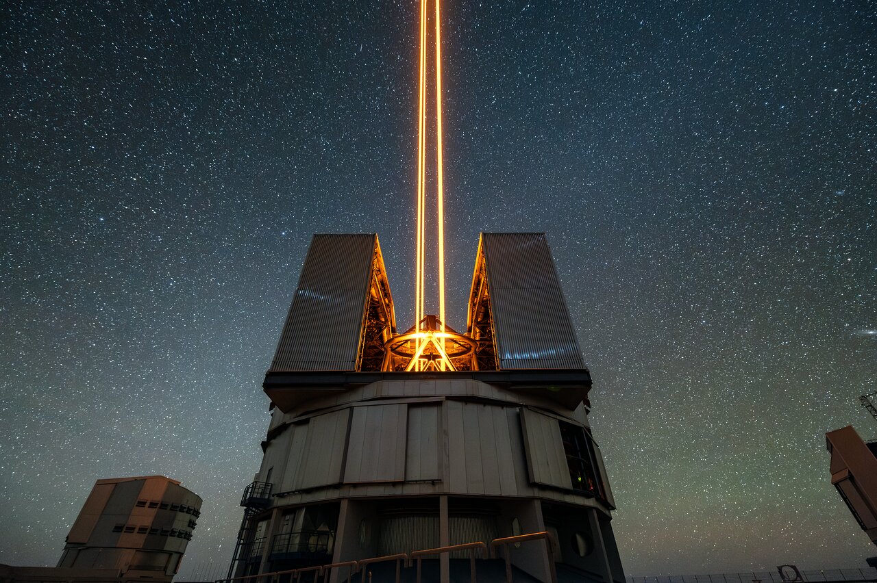 Satelity na orbitě by si měly dávat pozor. Kredit: ESO.