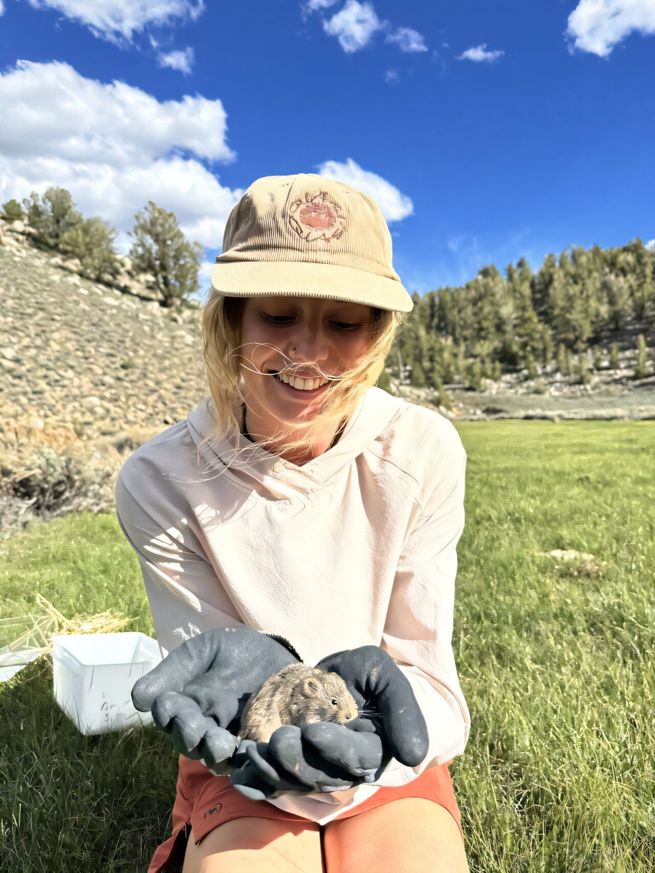 Alexis M. Black, první autorka studie s jedním ze svých objektů studia sociálního chování. Kredit: University of California.