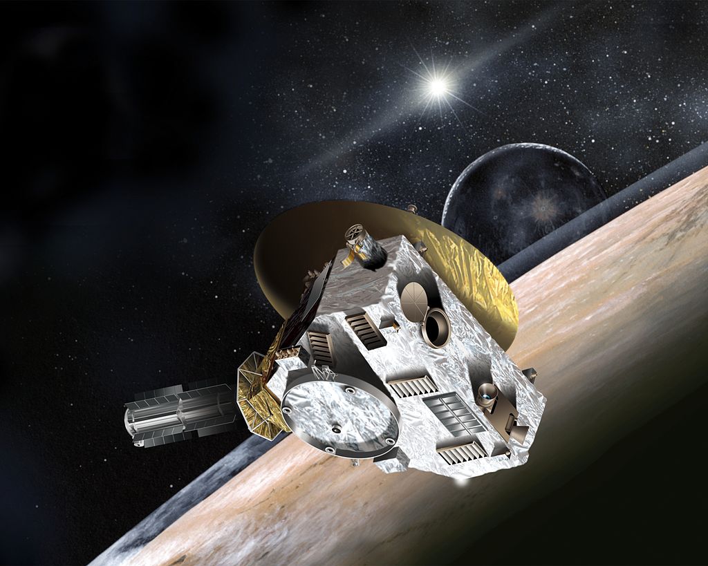 Sonda New Horizons nĂˇm v loĹ?skĂ©m roce zaÄŤala odesĂ­lat prvnĂ­ podrobnĂ© snĂ­mky vzdĂˇlenĂ© trpasliÄŤĂ­ planety Pluto. AÄŤkoliv letĂ­ rychlostĂ­ pĹ™es 16 km/s, cesta k ledovĂ©mu svÄ›tu podchlazenĂ©mu na pĹ™Ă­jemnĂ˝ch -230 Â°C mu i tak trvala tĂ©mÄ