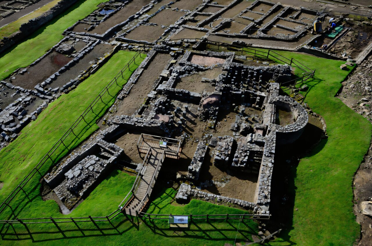 Lázně s toaletami v římské pevnosti Vindolanda. Kredit: Vindolanda Trust / Cambridge University.