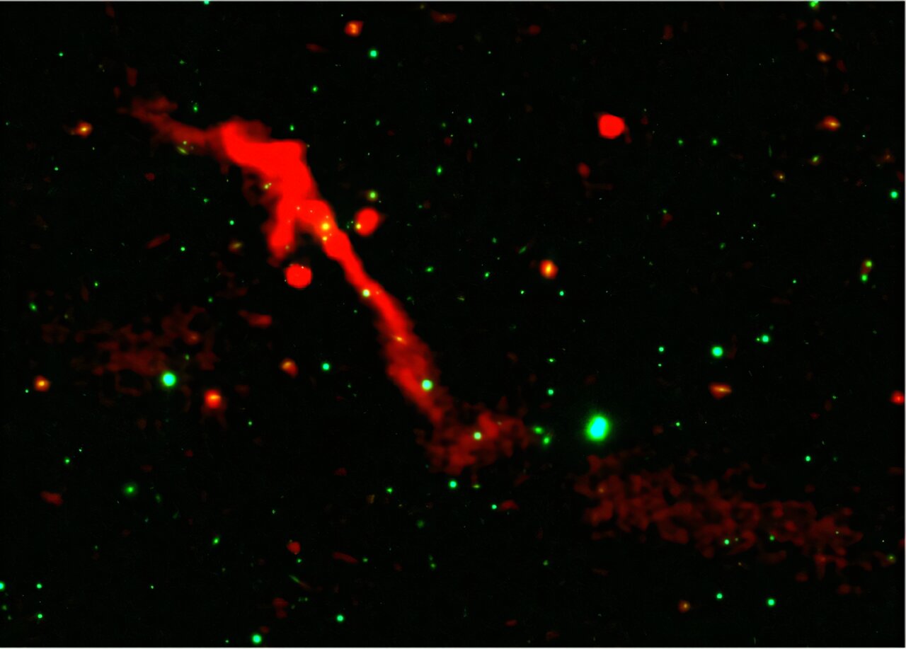 Rádiová galaxie J1007+3540 s výtrysky. Kredit: Kredit: LOFAR/Pan-STARRS/S. Kumari et al. (2026), MNRAS, CC BY-SA 4.0